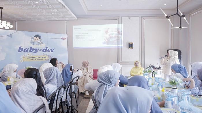 Baby-dee Edukasi Ibu-ibu di Palembang Pentingnya Pahami Perawatan Kulit Bayi Sejak Dini